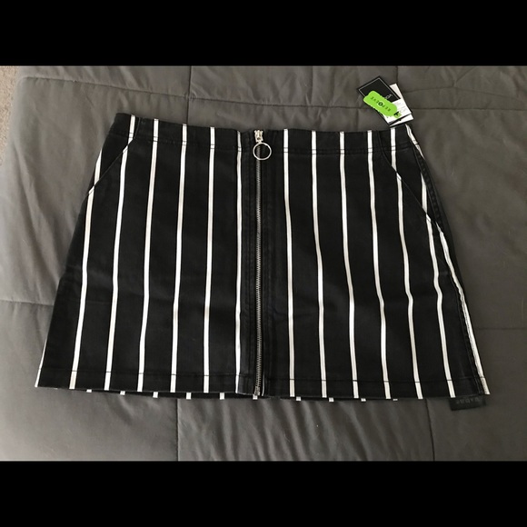 NWT. Volcom Black & white striped skirt XL - Picture 1 of 4